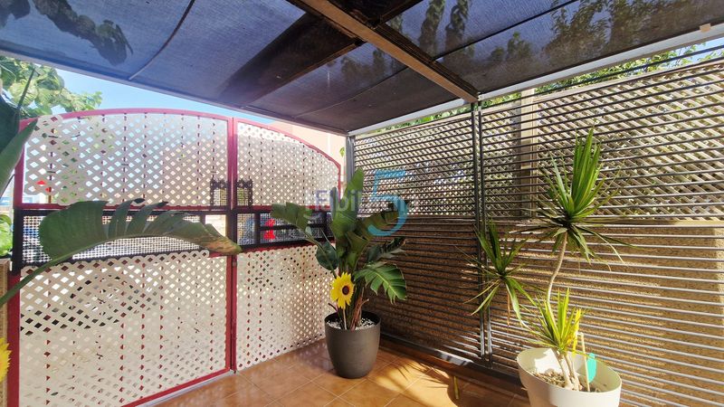 Foto 7027783f-db34-47e0-9fab-93af66541d62. Piso ubicado un apartamento de 2 habitaciones y 2 baños con terraza, aire acondicionado y acceso a una piscina en San Pedro del Pinatar