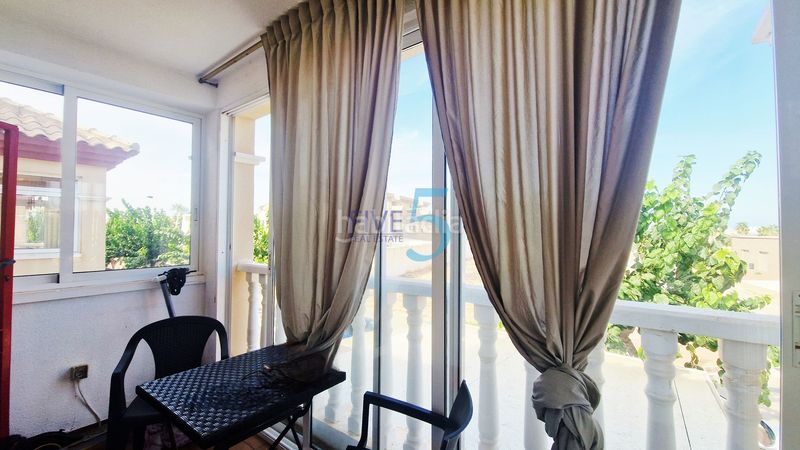 Foto 7367400d-e927-4b5f-91f6-1cf3c59a69a1. Piso ubicado un apartamento de 2 habitaciones y 2 baños con terraza, aire acondicionado y acceso a una piscina en San Pedro del Pinatar