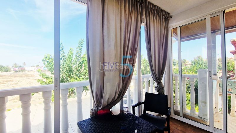 Foto aed2a92e-0c5f-4d0c-b472-83e61d5b0245. Piso ubicado un apartamento de 2 habitaciones y 2 baños con terraza, aire acondicionado y acceso a una piscina en San Pedro del Pinatar