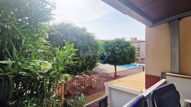 Foto c20f5dbe-1fe4-4f5f-baf9-f3e7239d0d9b. Piso ubicado un apartamento de 2 habitaciones y 2 baños con terraza, aire acondicionado y acceso a una piscina en San Pedro del Pinatar