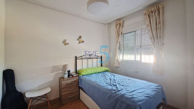Foto c2af1fa8-6f8a-4ac0-b50a-1cfd449fb70a. Piso ubicado un apartamento de 2 habitaciones y 2 baños con terraza, aire acondicionado y acceso a una piscina en San Pedro del Pinatar