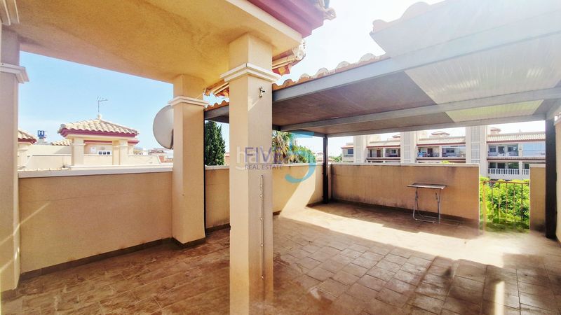 Foto c5fe6fb0-6460-43a9-9ff6-aa00fff91247. Piso ubicado un apartamento de 2 habitaciones y 2 baños con terraza, aire acondicionado y acceso a una piscina en San Pedro del Pinatar