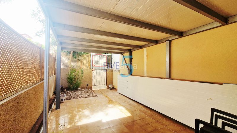 Foto e123062b-3221-41f8-bb72-84e1415df086. Piso ubicado un apartamento de 2 habitaciones y 2 baños con terraza, aire acondicionado y acceso a una piscina en San Pedro del Pinatar