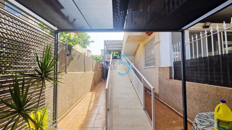 Foto e91e8452-a4a3-4f82-af65-e69de969ff53. Piso ubicado un apartamento de 2 habitaciones y 2 baños con terraza, aire acondicionado y acceso a una piscina en San Pedro del Pinatar