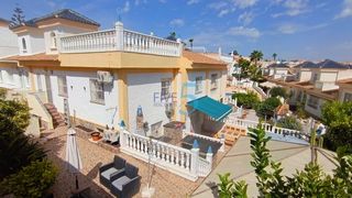 Casa a La Marquesa. Casa cuadrúdrica de esquina de 3 dormitorios con piso separado y