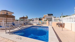 Casa a La Marquesa. Villa independiente de 3 dormitorios orientada al sureste con so