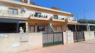 Casa adossada a Daya Nueva. Una casa adosada única de 3 dormitorios orientada al oeste, con