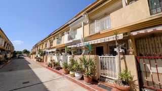 Casa adossada a Playa Flamenca. Esta espaciosa casa adosada de tres dormitorios y tres baños se