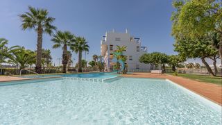 Piso en Terrazas de la Torre Golf. Apartamento de 2 habitaciones y 1 baño en la planta baja en la s