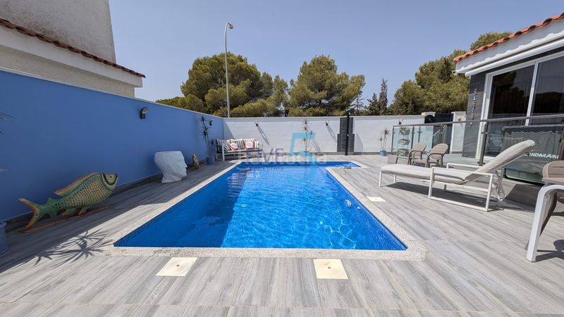 Foto e2d78ce2-9685-49e8-aaf6-95cd12bd5f85. Casa amb calefacció aparcament piscina a Campoamor Orihuela