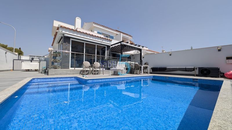 Foto fa36ec5f-d355-4e50-bbd4-ee89c9250af4. Casa amb calefacció aparcament piscina a Campoamor Orihuela