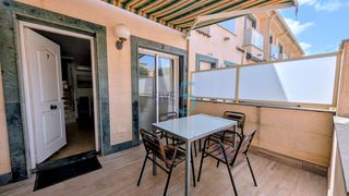 Casa adossada a Los Europeos. Esta bien situada casa adosada de dos dormitorios y dos baños se