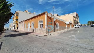 Haus in Benijófar. Amplia casa de una sola planta en esquina en el centro de benijó