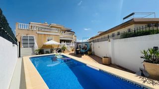 Semi detached house in Doña Pepa. Esta impresionante propiedad de tres habitaciones está situada e