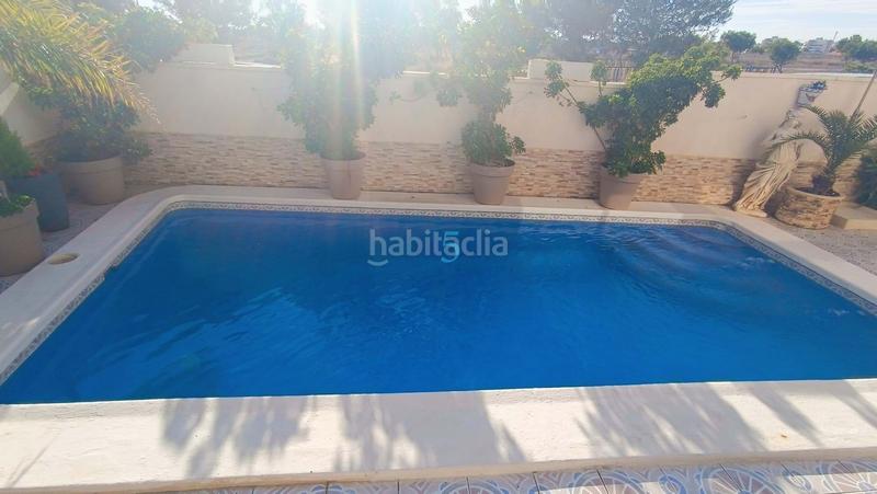 Foto 5a853a30-8e75-42f4-84c3-aa3d3e83ae51. Casa amb piscina a La Zenia Orihuela