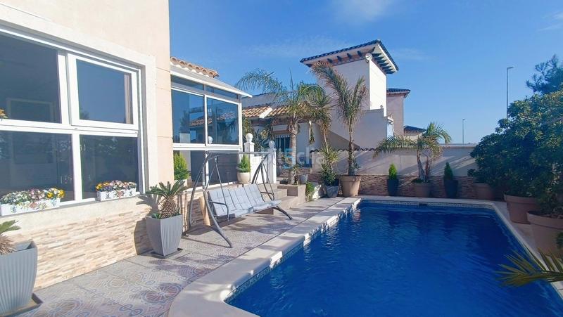 Foto d57786b2-f78a-456a-8a43-1cc0738e5af2. Casa amb piscina a La Zenia Orihuela