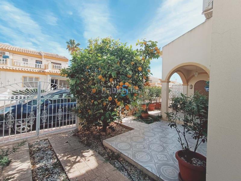 Foto 3683ba9b-00f1-4dc2-9872-145c96daed56. Semi detached house with pool in Playa Flamenca Orihuela