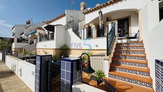 Maison jumelée à Los Almendros. Este fantástico bungalow de estilo lola está enclavado en una ur