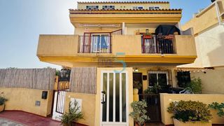 Maison jumelée à Playa Flamenca. Esta fantástica casa adosada adosada de tres dormitorios y tres