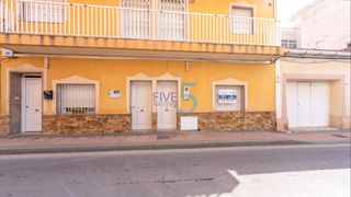 Piso en Centro. Espaciosa planta baja con entrada directa desde la calle en los
