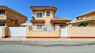 Casa a Los Balcones-Los Altos. Villa independiente de 3 dormitorios y 2 baños, impecablemente p