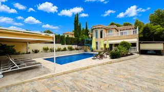 Casa a El Pinar de Campoverde. Esta preciosa villa independiente de cuatro dormitorios y dos ba