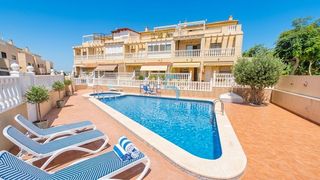 Dúplex a El Edén. Chalet adosado de 3 plantas frente a la piscina comunitaria en g
