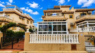 Casa adossada a Villamartín-Las Filipinas. Esta moderna y elegante casa adosada cuádruple está situada en l