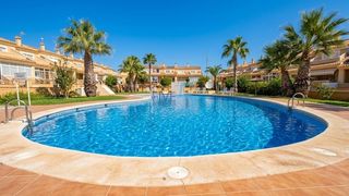 Chalet in Los Balcones-Los Altos. Dúplex de 170 m 2003 con garaje privado de 30 m. cuenta con saló
