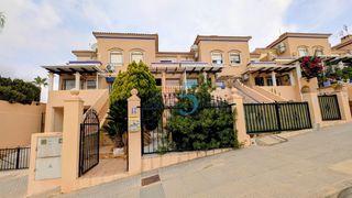 Casa a schiera in La Zenia. Ofreciendo mucho más espacio y potencial que una típica casa ado
