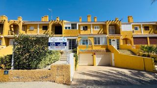 Casa adossada a Cabo Roig. 5 real estate se complace en presentar esta espaciosa casa adosa