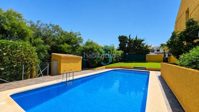 Foto 1ae2dc60-2940-45b3-bbd7-3b369f7aed36. Reihenhaus mit parking pool in Cabo Roig Orihuela