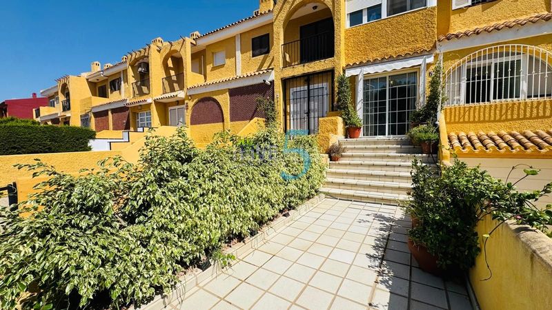 Foto b8ed0a7a-03a6-4b0a-96e2-4a1b5f52c551. Reihenhaus mit parking pool in Cabo Roig Orihuela