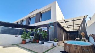 Xalet a Monte y Mar. Exclusivo chalet pareado en esquina en gran alacant, con amplia