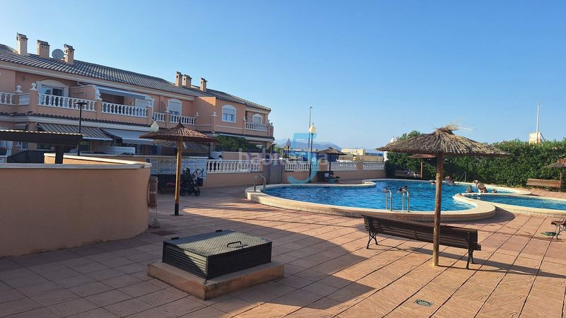 Foto 3ed06792-c229-47fd-a16e-86865d21c9f6. Dúplex amb aparcament piscina a Puerto Marino Santa Pola