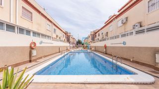 Casa a schiera in Los Peñascos-El Salero-Los Imbernones. Una espaciosa casa adosada de tres dormitorios en san pedro del