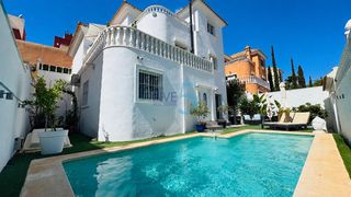 Maison à Villamartín-Las Filipinas. Esta impresionante villa independiente de tres dormitorios y dos