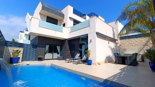 Casa a Benijófar. Villa independiente de 3 dormitorios orientada al sur en una amp