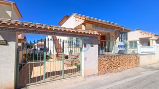 House in Algorfa. Fantástica villa independiente de 3 dormitorios con gran base y