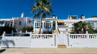 Casa en Villamartín-Las Filipinas. Esta preciosa villa de tres dormitorios y dos baños, orientada a