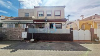Maison jumelée à Los Narejos_Punta Calera. Situada bellamente a poca distancia a pie de la playa, esta atra