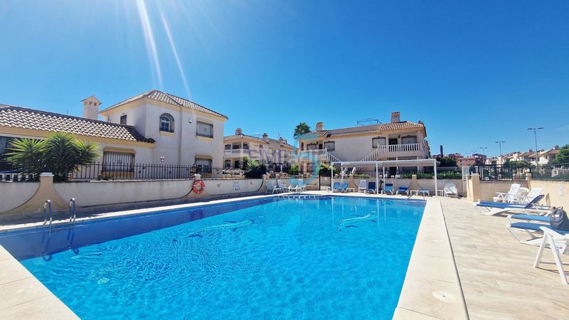 Foto b9f1d38d-38fa-449c-a02d-769a24f68283. Piso apartamento superior de 2 dormitorios bellamente presentado en sol golf, villamartín, con piscina común, aparcamiento privado y un en Orihuela