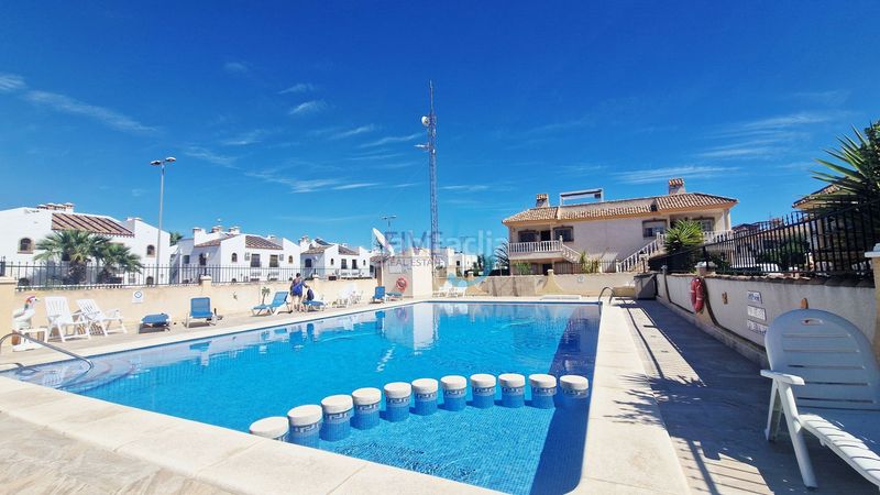 Foto ec77f1d8-0f4f-4d33-9e98-6a0a4d913f7c. Piso apartamento superior de 2 dormitorios bellamente presentado en sol golf, villamartín, con piscina común, aparcamiento privado y un en Orihuela
