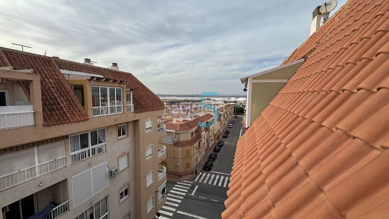 Foto 30790d29-6843-4c76-bb0a-102fc96c70dd. Piso este bellamente amueblado ático de un dormitorio está situado en la popular ciudad costera , a solo unos minutos a pi en Torrevieja