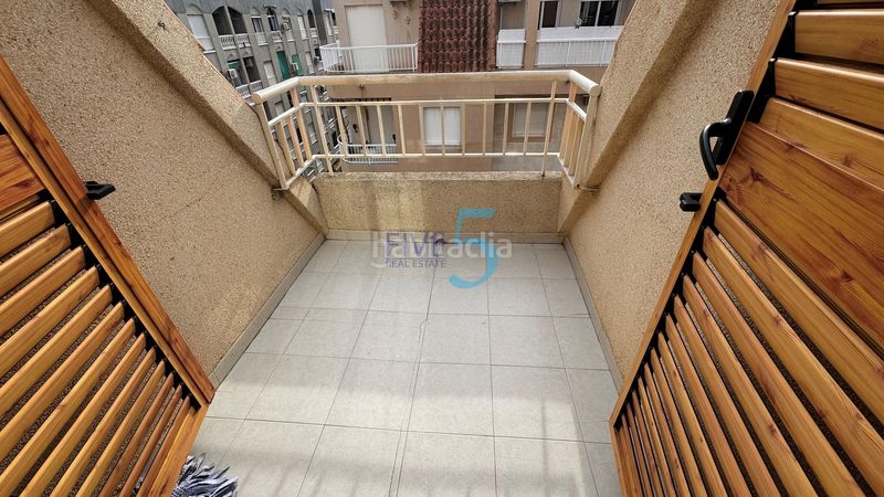 Foto 512a183e-4160-4d40-8a39-b0be567754a4. Piso este bellamente amueblado ático de un dormitorio está situado en la popular ciudad costera , a solo unos minutos a pi en Torrevieja