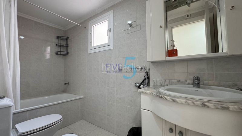 Foto 6a7ac1f2-b155-4a8a-968a-ec2c4801cf66. Piso este bellamente amueblado ático de un dormitorio está situado en la popular ciudad costera , a solo unos minutos a pi en Torrevieja