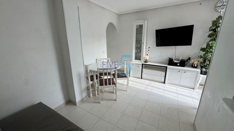 Foto 9ba4cfeb-261d-4184-8895-07b5e989f0e9. Piso este bellamente amueblado ático de un dormitorio está situado en la popular ciudad costera , a solo unos minutos a pi en Torrevieja