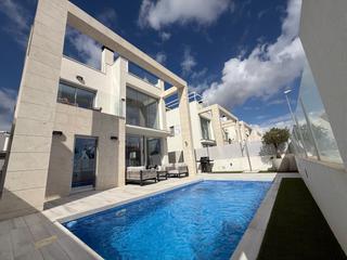 Haus  Calle de cabo finisterre. Esta villa independiente bellamente presentada se encuentra en l