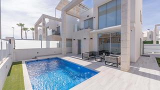 Casa  Calle de cabo finisterre. Esta villa independiente bellamente presentada se encuentra en l