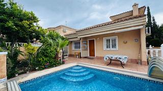 Casa  Las villas urbanisation phase. Esta villa independiente de tres dormitorios bien presentada se